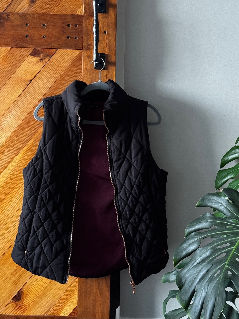 Black Sleeveless Puffer Vest Women’s L Gold Zipper Lightweight Jacket